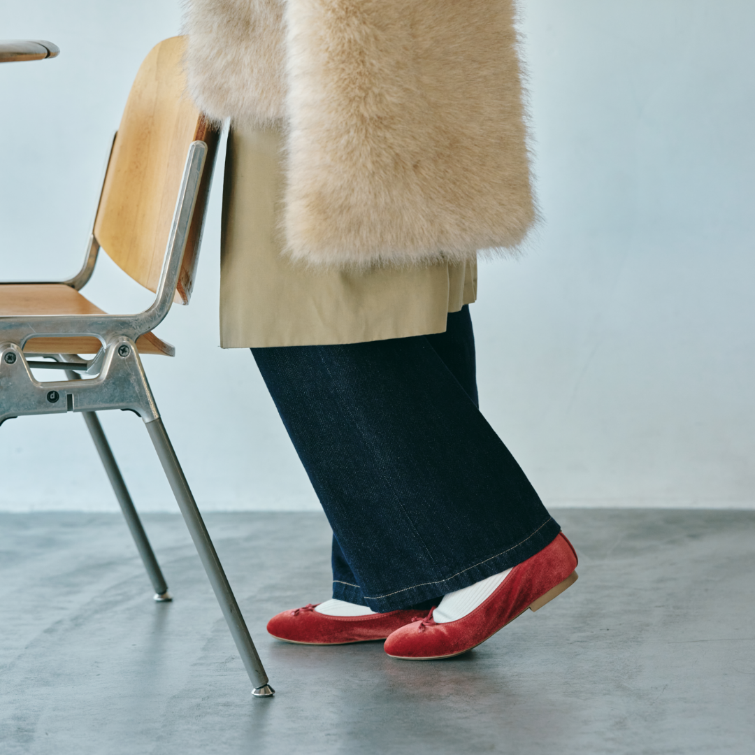 【派手に見せない】アクセントになる赤色パンプスの合わせ方