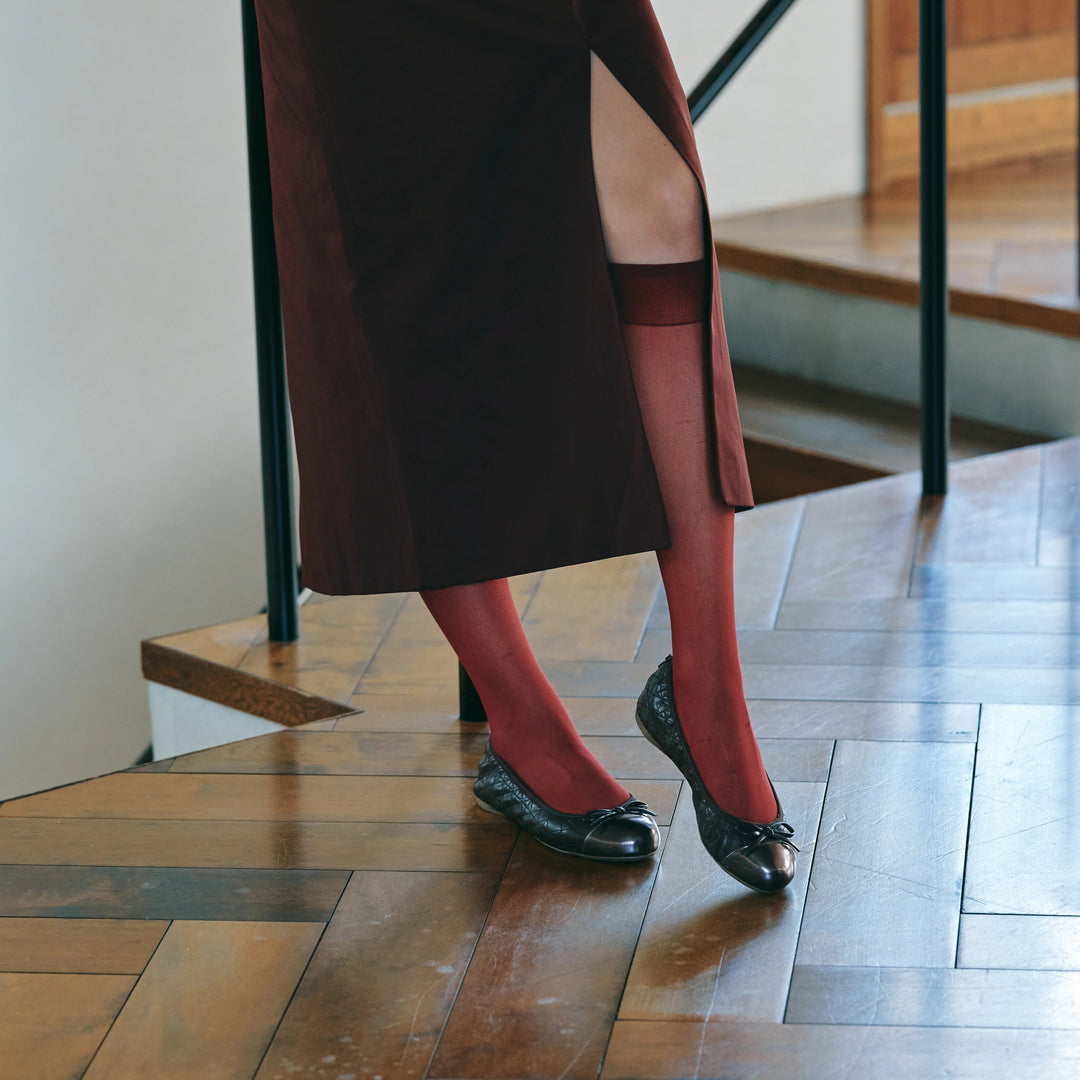 【足元に旬な色を】黒からブラウンへ。大人のパンプスコーデ術